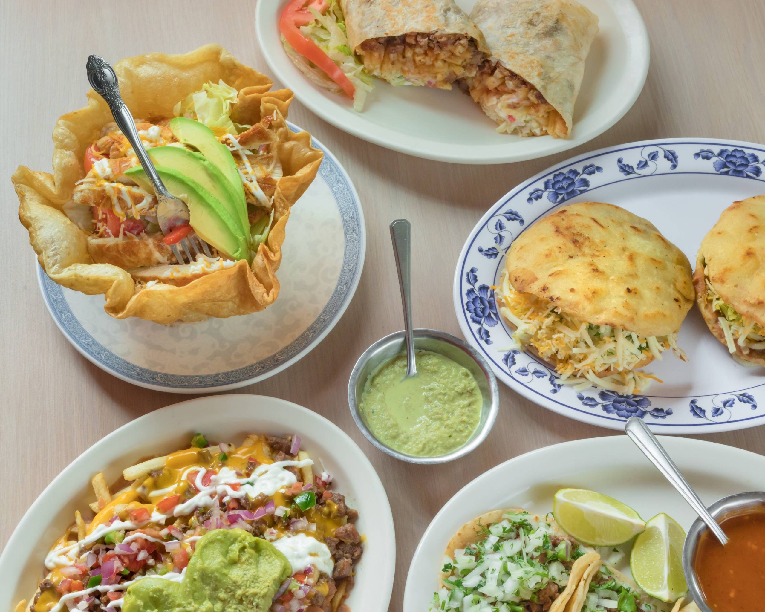 El tránsito mexican and Salvadorian food