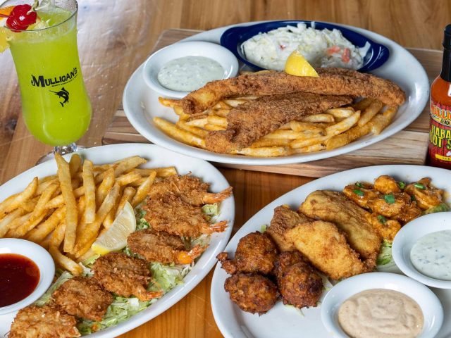 Mulligans Beach House Bar & Grill (Jensen Beach)