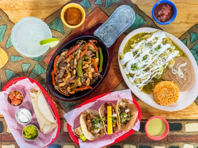 El Taconazo Taquerias (S. Pulaski)